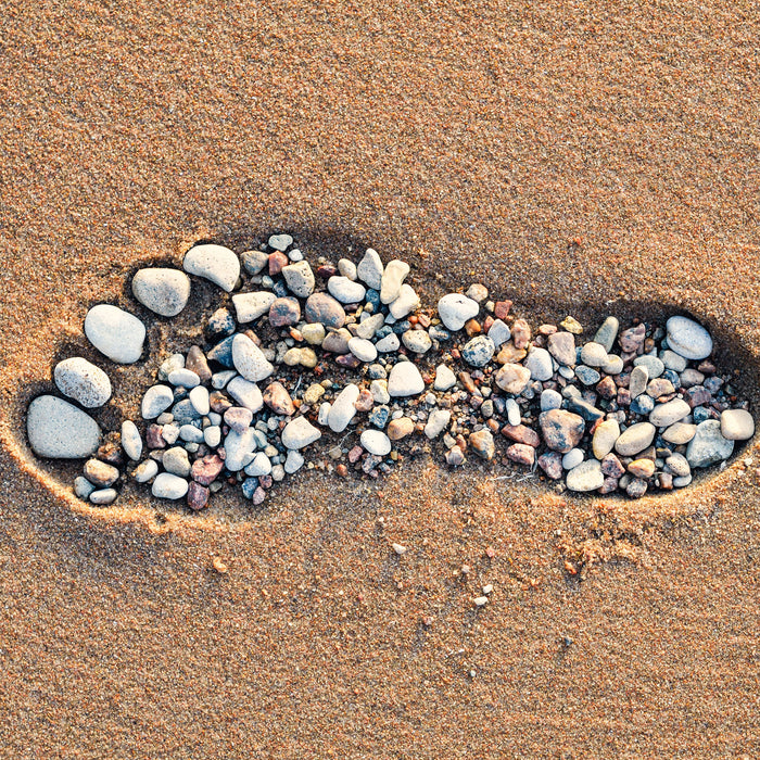 Fußabdruck im Sand, Glasbild Quadratisch