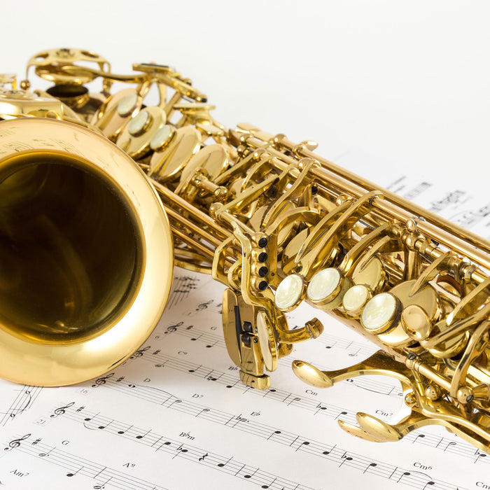 Saxophon auf Notenpapier, Glasbild Quadratisch