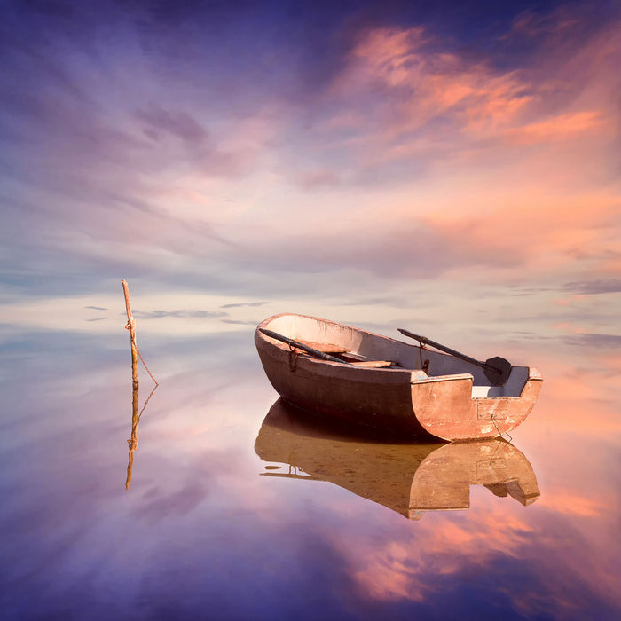 Einsames Boot auf See, Glasbild Quadratisch