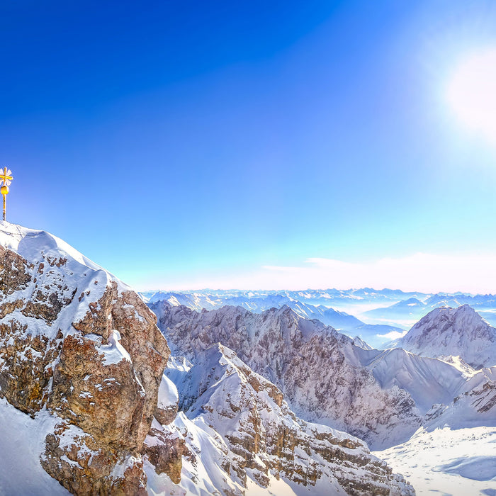 Zugspitze im Sonnenlicht, Glasbild Quadratisch