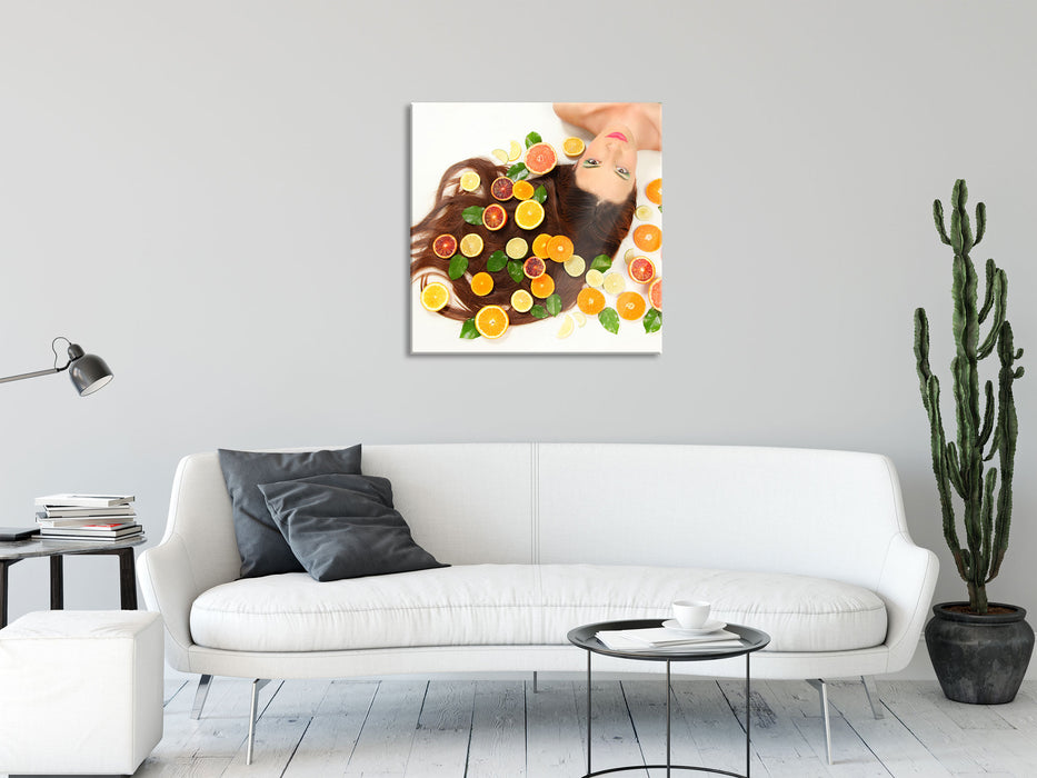 Hübsche Frau mit Obstscheiben, Glasbild Quadratisch