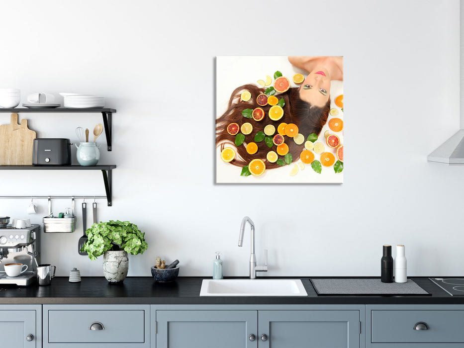 Hübsche Frau mit Obstscheiben, Glasbild Quadratisch