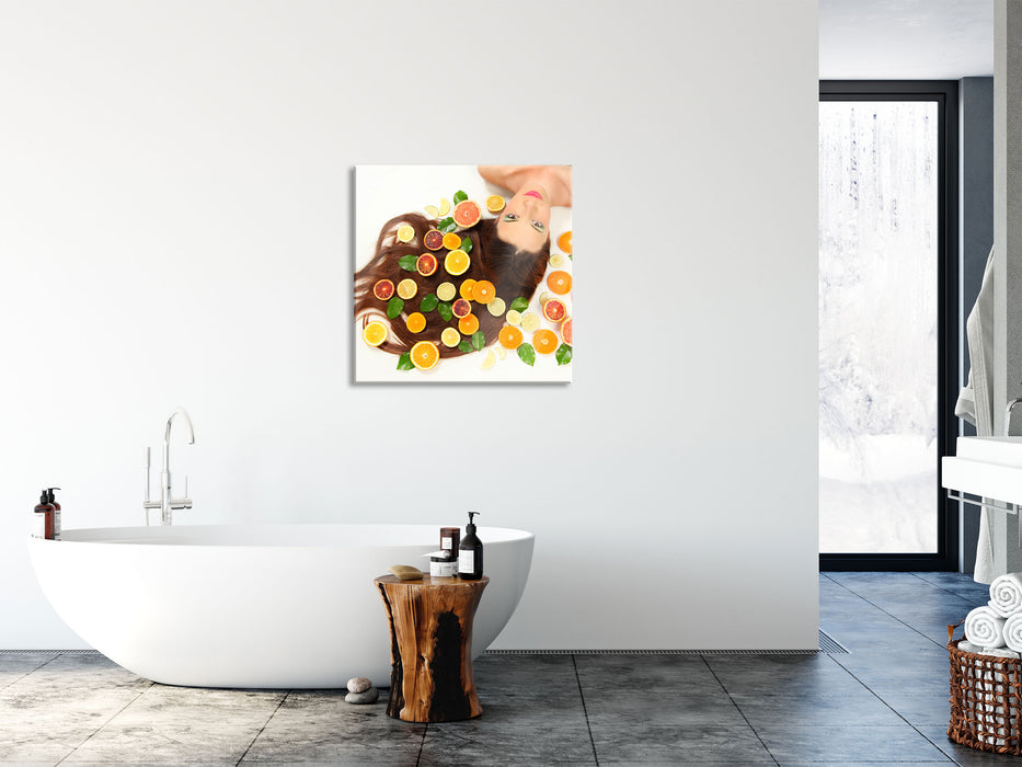 Hübsche Frau mit Obstscheiben, Glasbild Quadratisch