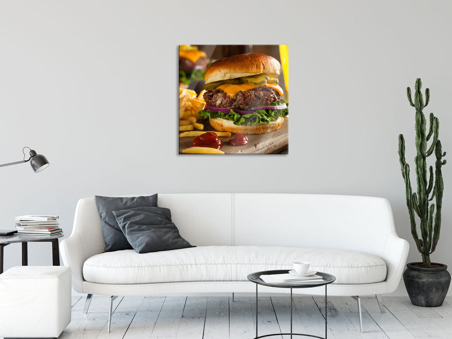Saftiger Chili Cheese Burger, Glasbild Quadratisch