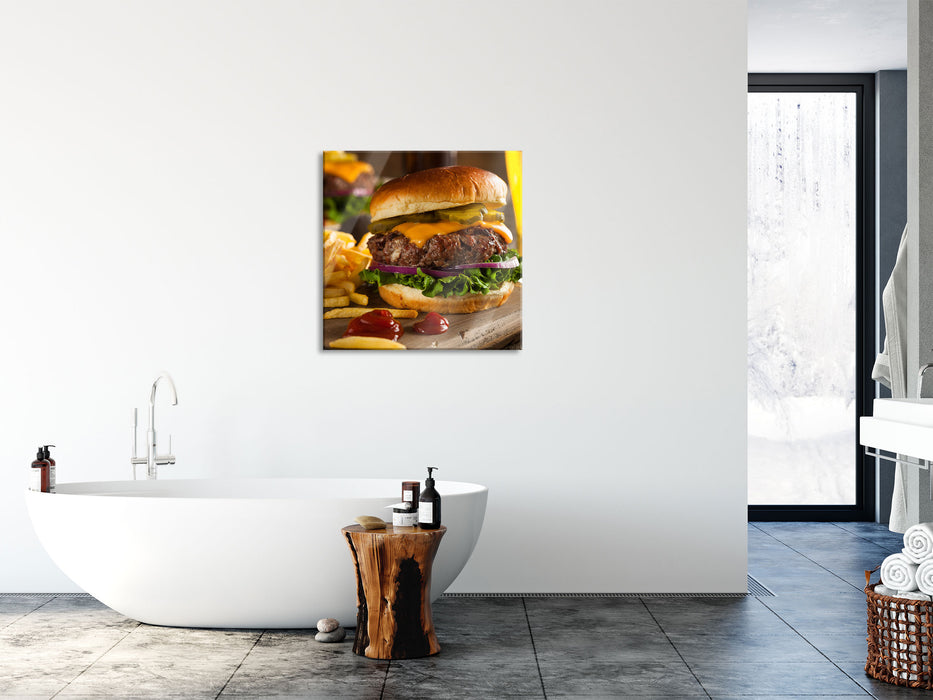 Saftiger Chili Cheese Burger, Glasbild Quadratisch