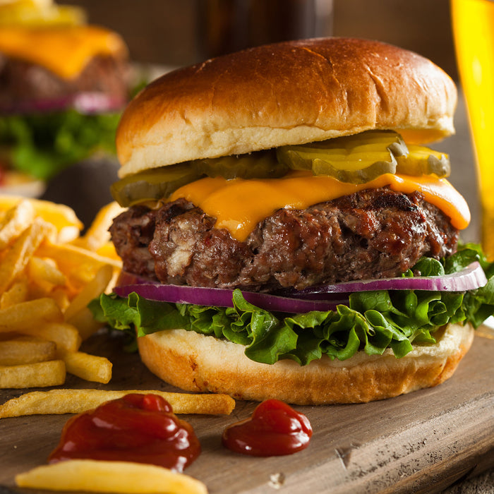 Saftiger Chili Cheese Burger, Glasbild Quadratisch