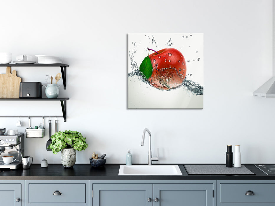 Köstlicher Apfel fällt ins Wasser, Glasbild Quadratisch