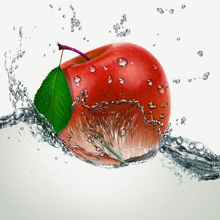 Köstlicher Apfel fällt ins Wasser, Glasbild Quadratisch