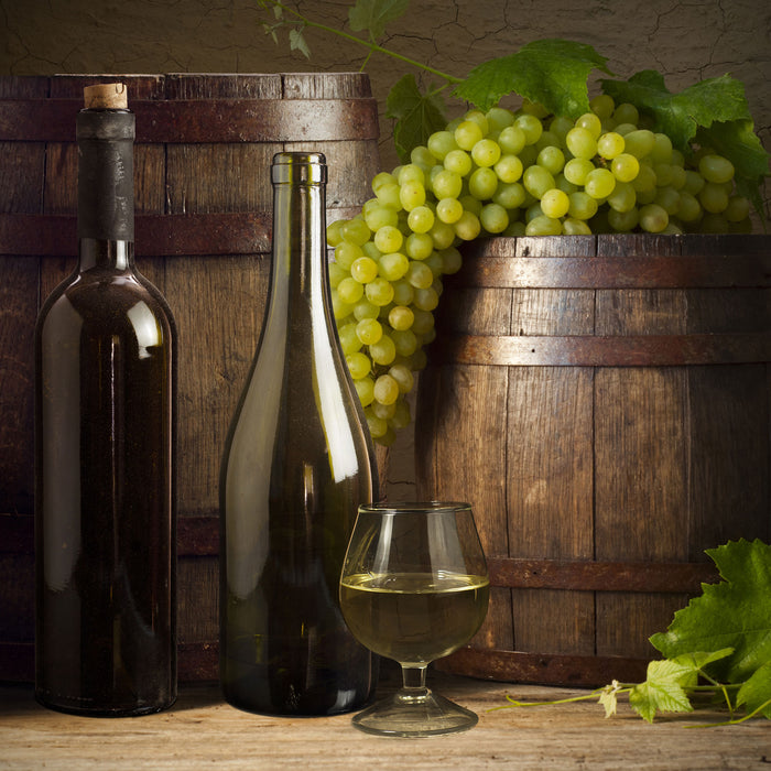 Fässer mit Weintrauben und Wein, Glasbild Quadratisch