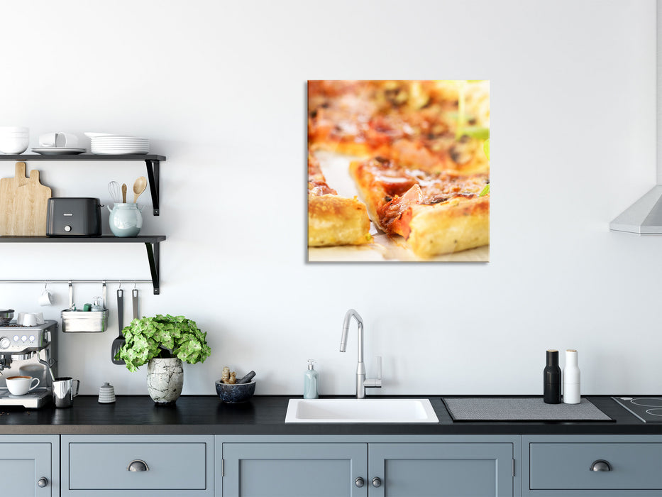 Frischgebackene Pizza, Glasbild Quadratisch