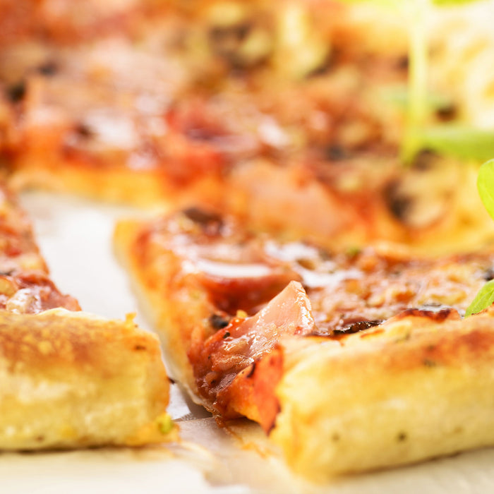 Frischgebackene Pizza, Glasbild Quadratisch