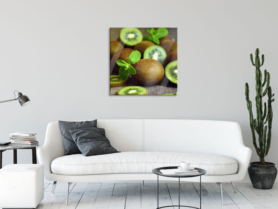 Kiwis auf Holztisch, Glasbild Quadratisch