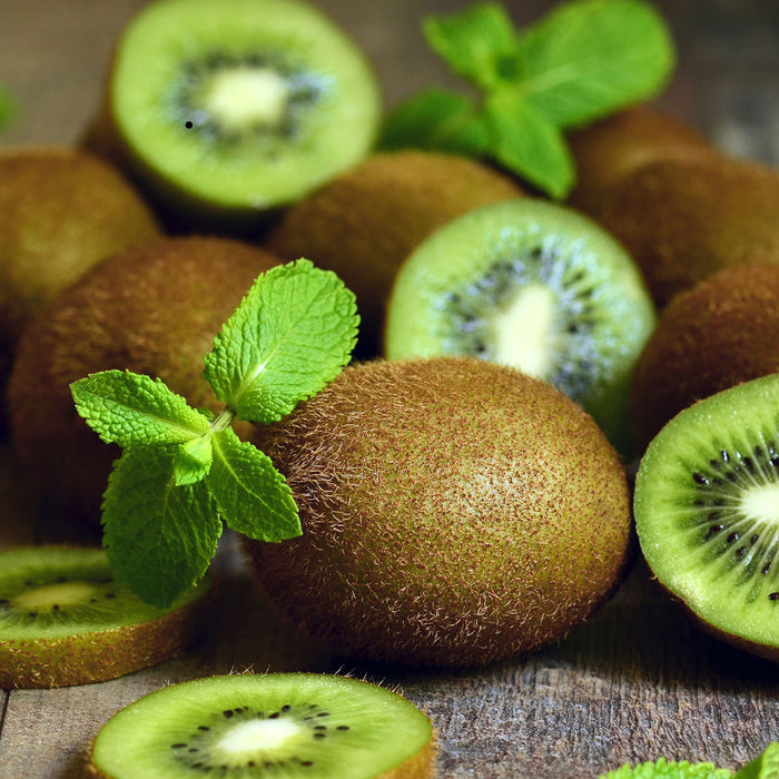 Kiwis auf Holztisch, Glasbild Quadratisch