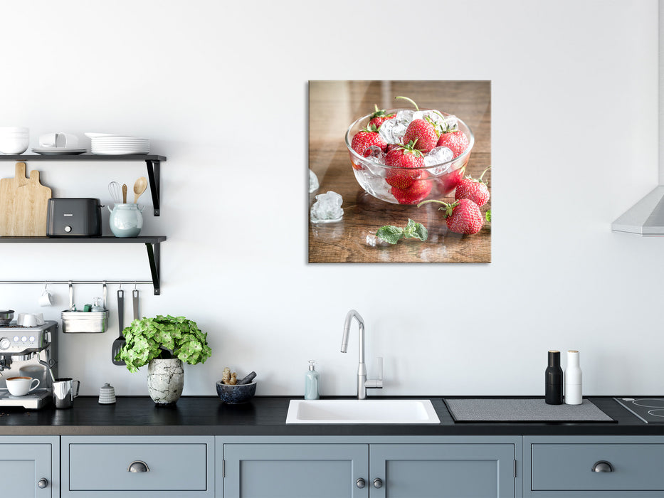 Erdbeeren in Eiswürfeln, Glasbild Quadratisch