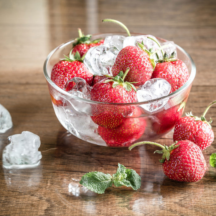 Erdbeeren in Eiswürfeln, Glasbild Quadratisch