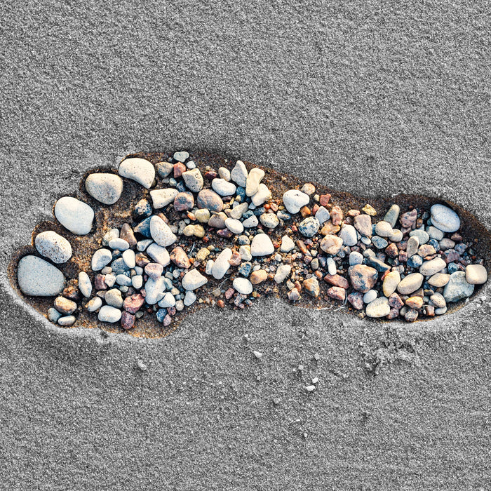 Fußabdruck im Sand, Glasbild Quadratisch