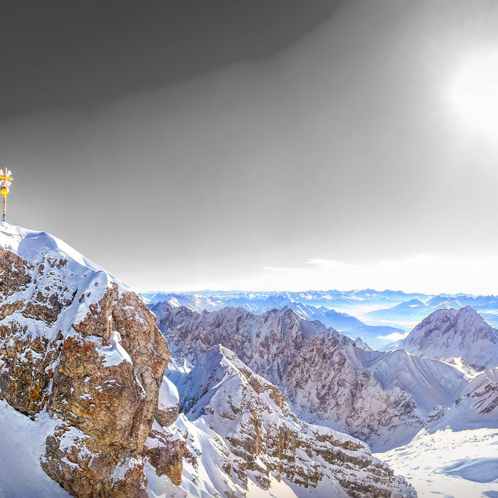 Zugspitze im Sonnenlicht, Glasbild Quadratisch