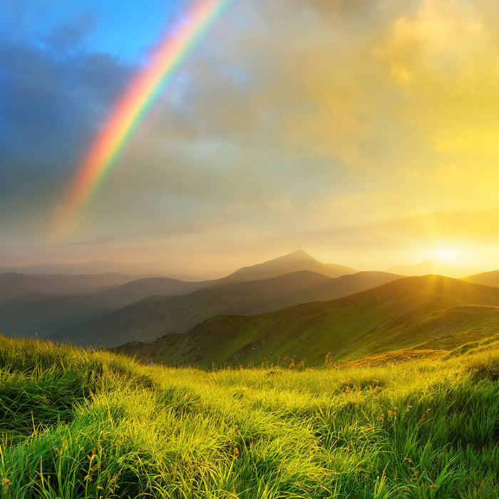 Berge mit Regenbogen am Himmel, Glasbild Quadratisch