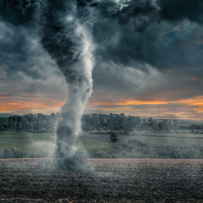 Schwarzer Tornado auf dem Feld, Glasbild Quadratisch