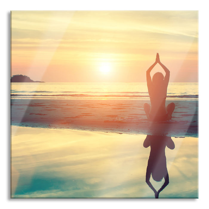 Pixxprint Frau in einer Yogapose am Strand, Glasbild Quadratisch