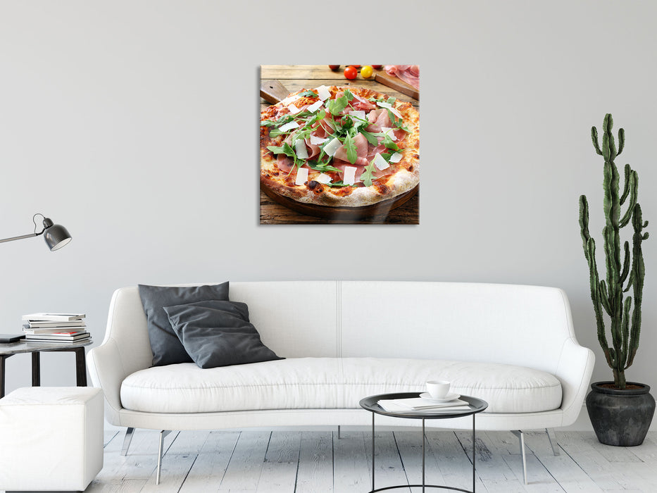 Prosciutto Pizza auf Holztisch, Glasbild Quadratisch