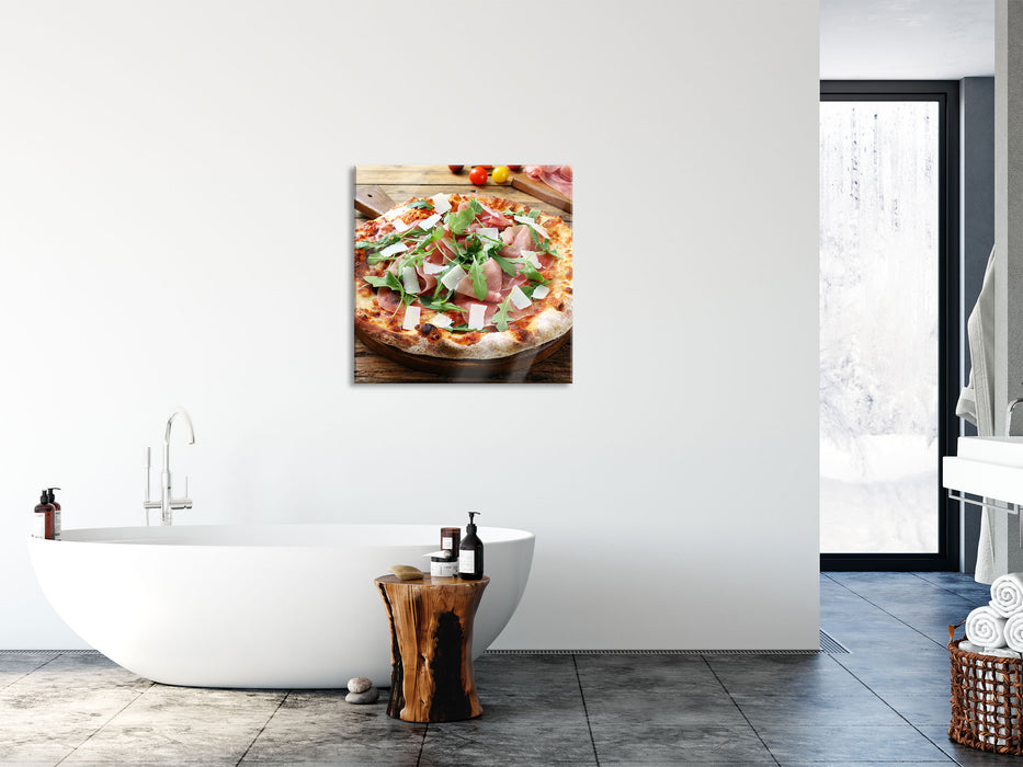 Prosciutto Pizza auf Holztisch, Glasbild Quadratisch