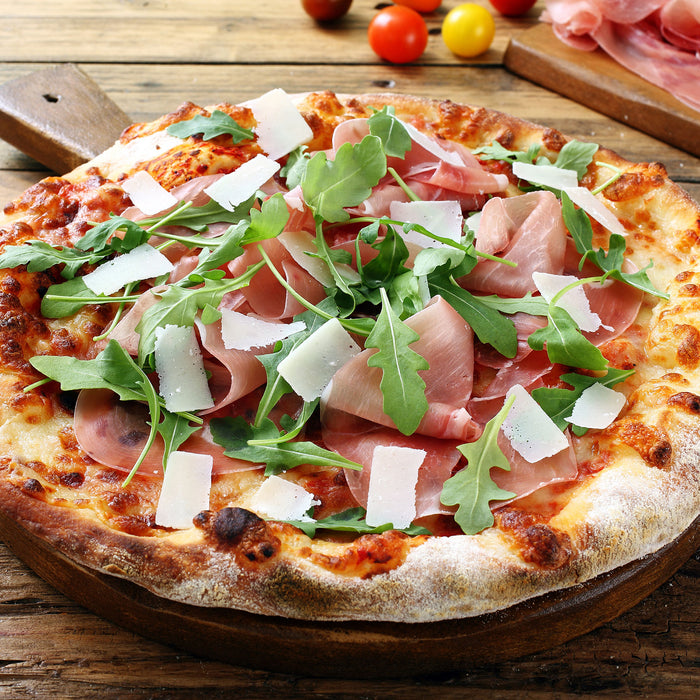 Prosciutto Pizza auf Holztisch, Glasbild Quadratisch