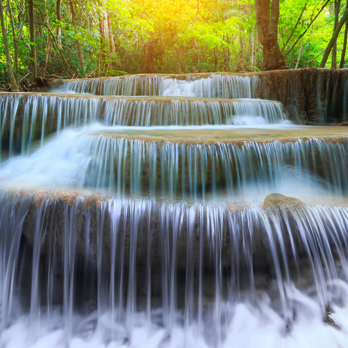 Wasserfall im Regenwald, Glasbild Quadratisch