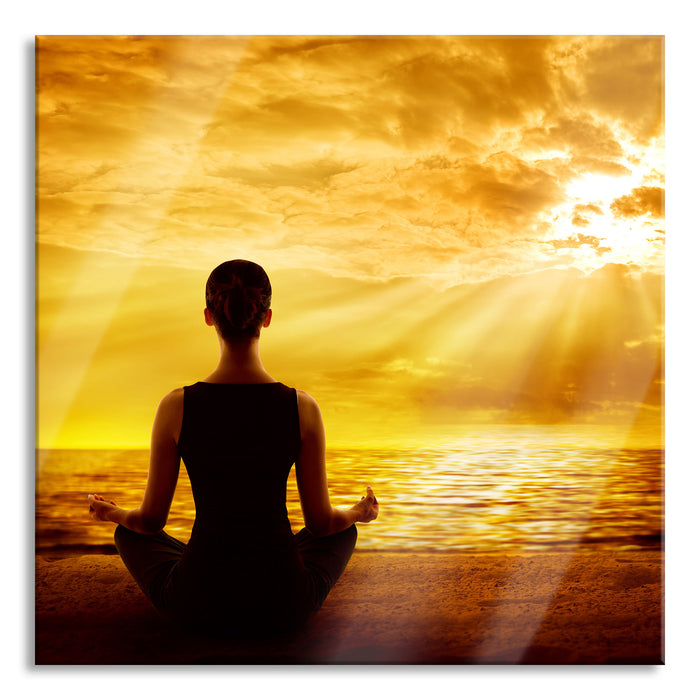 Frau meditiert am Strand, Glasbild Quadratisch