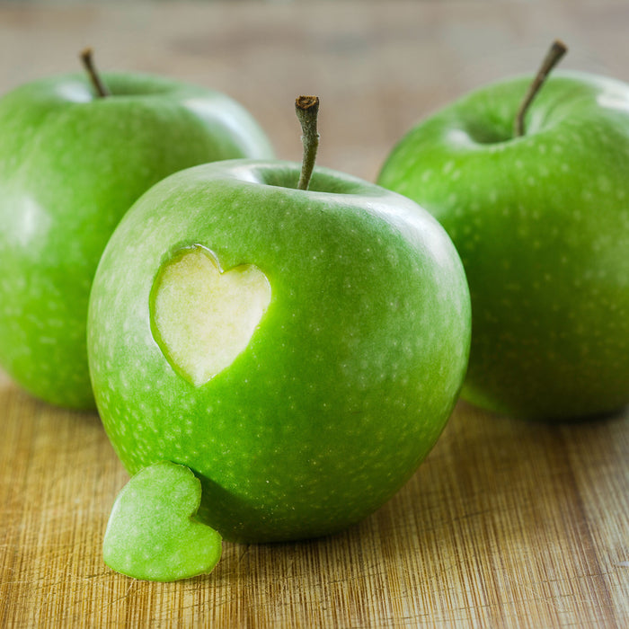 ein Herzchen im Apfel, Glasbild Quadratisch