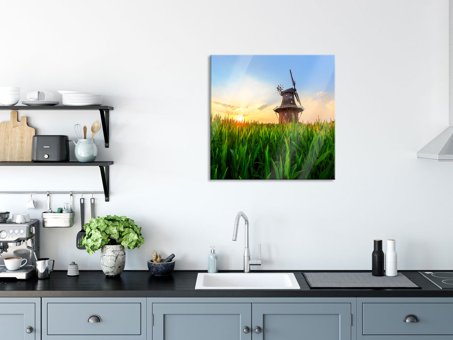 schöne Windmühle auf dem Feld, Glasbild Quadratisch