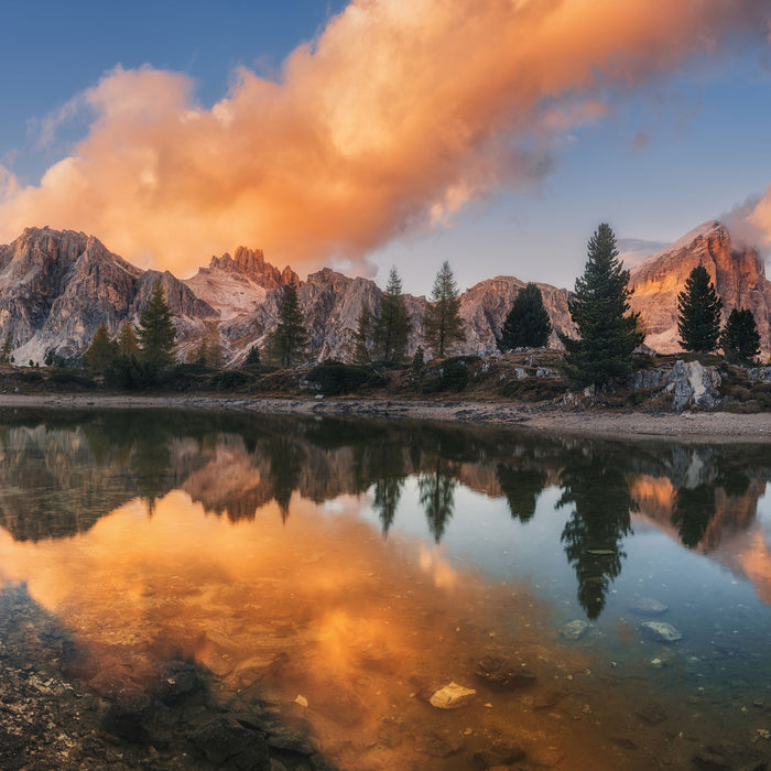 bunte Dolomiten am See Limides, Glasbild Quadratisch