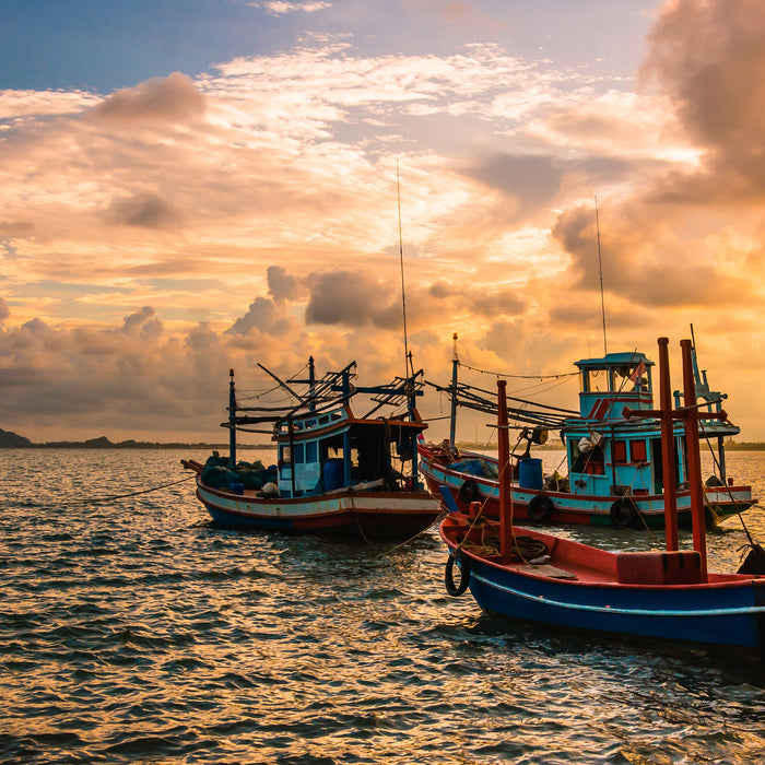 thailändische Fischerboote im Meer, Glasbild Quadratisch