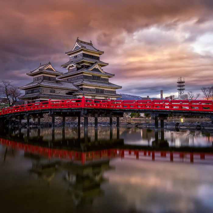 asiatischer Tempel an See, Glasbild Quadratisch