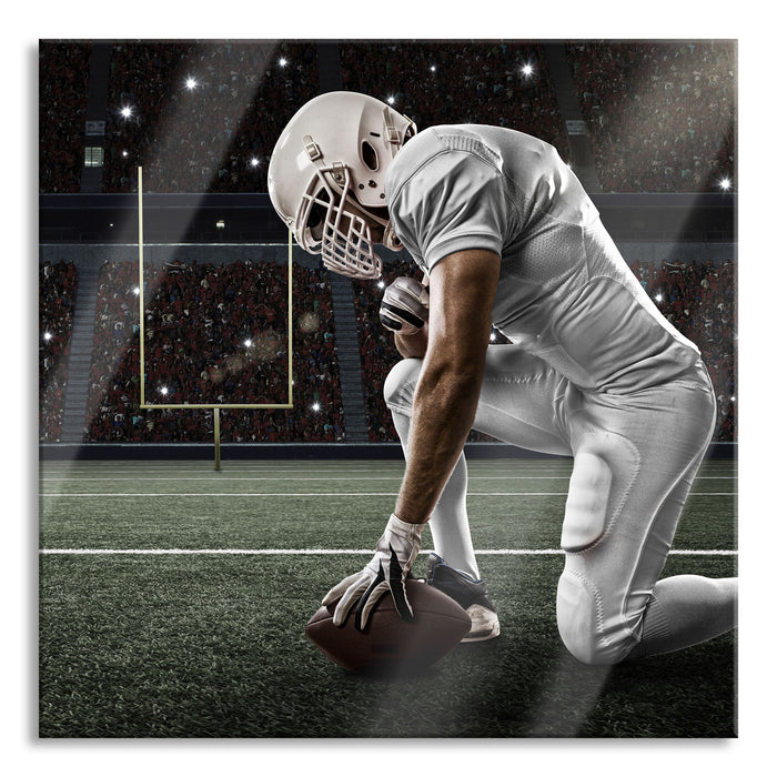 Pixxprint knieender Football-Spieler, Glasbild Quadratisch