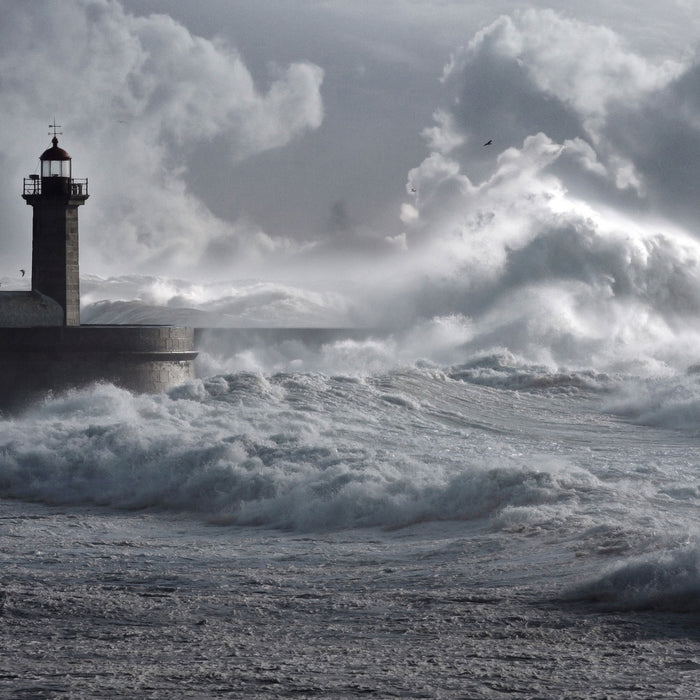 Sturmwellen Leuchtturm Portugal, Glasbild Quadratisch