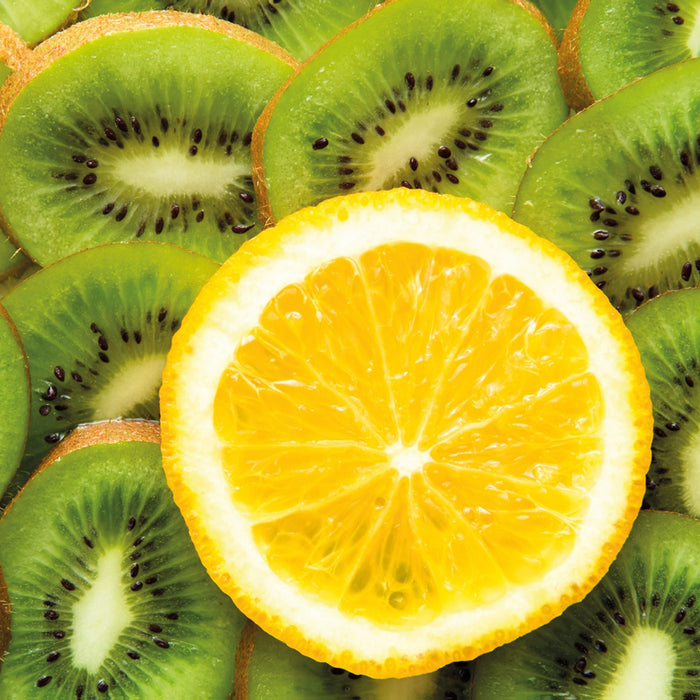 Orange verirrt in Kiwi Scheiben, Glasbild Quadratisch