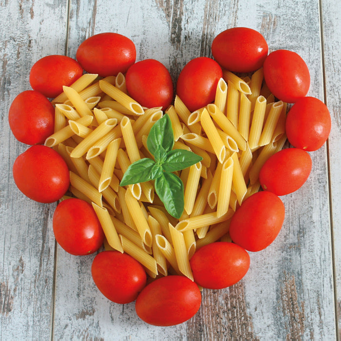 Nudelherz mit Tomaten umrandet, Glasbild Quadratisch