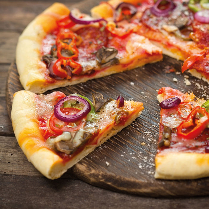 Leckere Pizza auf Holztisch, Glasbild Quadratisch