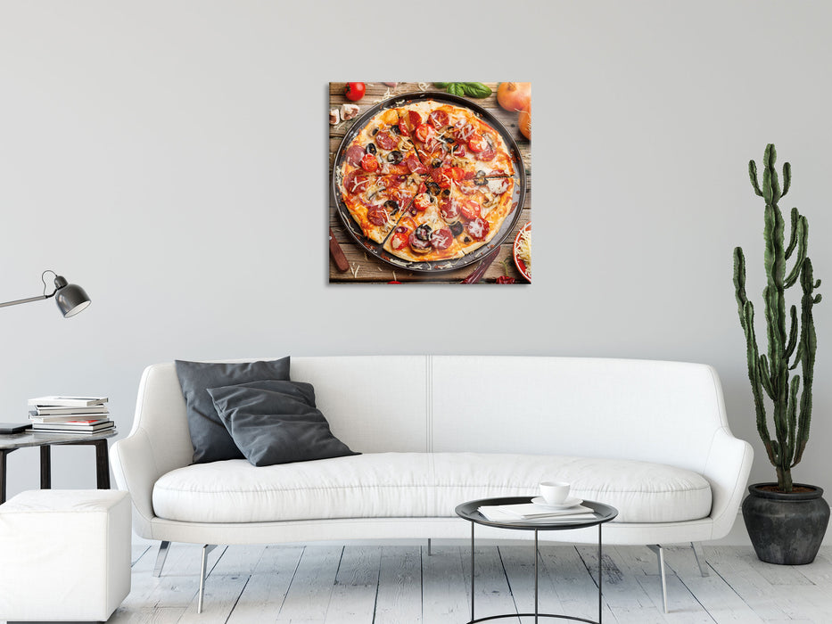 Leckere Pizza auf Holztisch, Glasbild Quadratisch