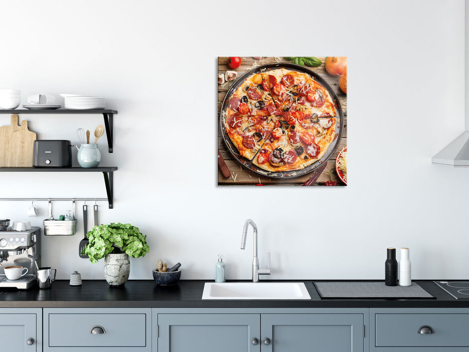 Leckere Pizza auf Holztisch, Glasbild Quadratisch