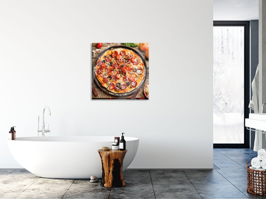 Leckere Pizza auf Holztisch, Glasbild Quadratisch