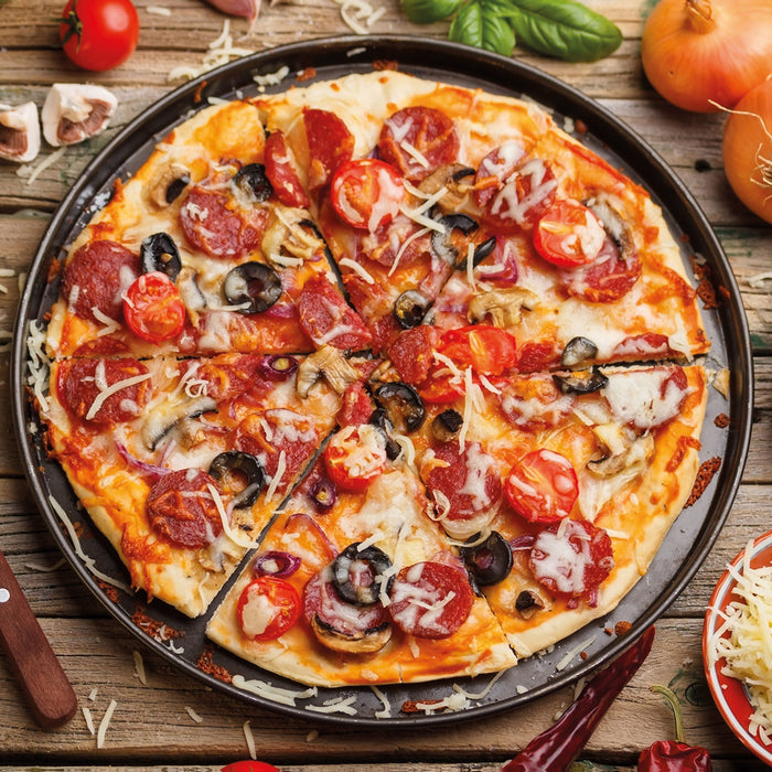 Leckere Pizza auf Holztisch, Glasbild Quadratisch