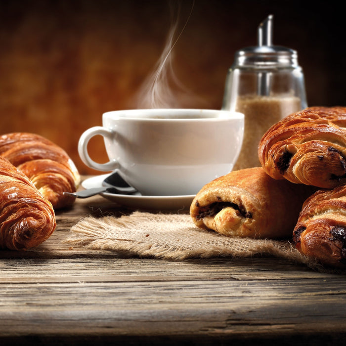 Croissant zum Kaffee, Glasbild Quadratisch