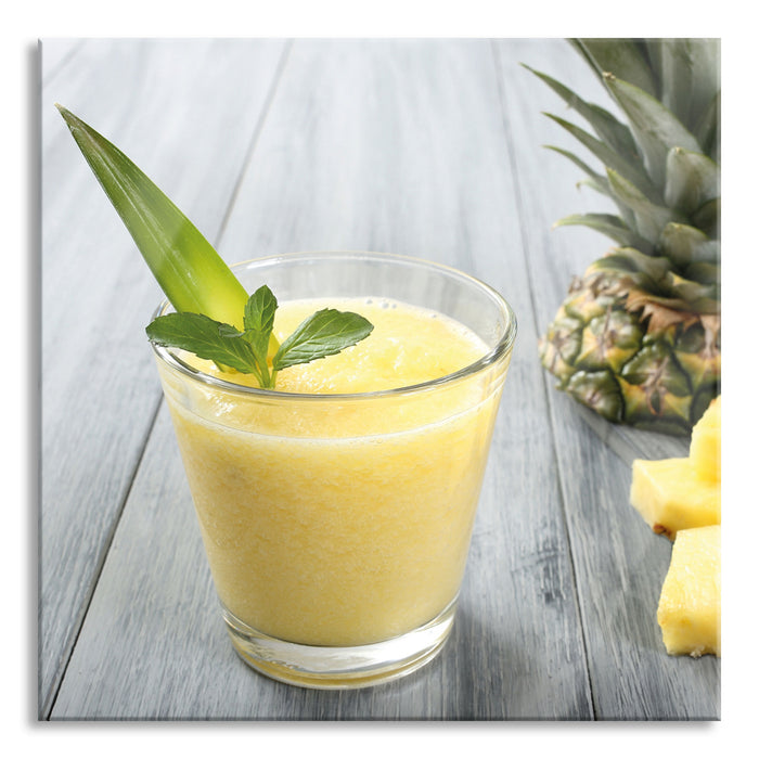 Pixxprint Ananas Cocktail auf Holztisch, Glasbild Quadratisch