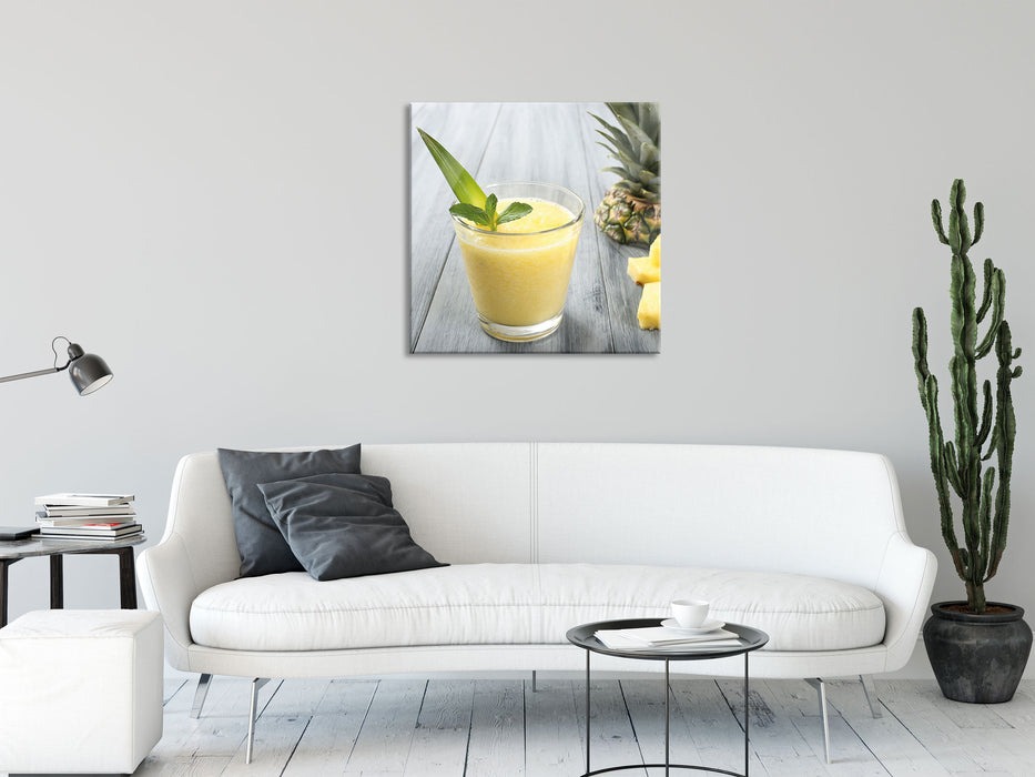 Ananas Cocktail auf Holztisch, Glasbild Quadratisch