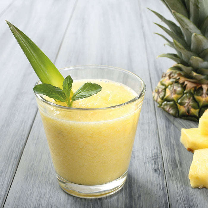 Ananas Cocktail auf Holztisch, Glasbild Quadratisch