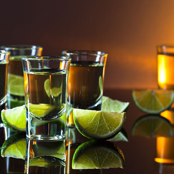 Tequila mit Limetten, Glasbild Quadratisch