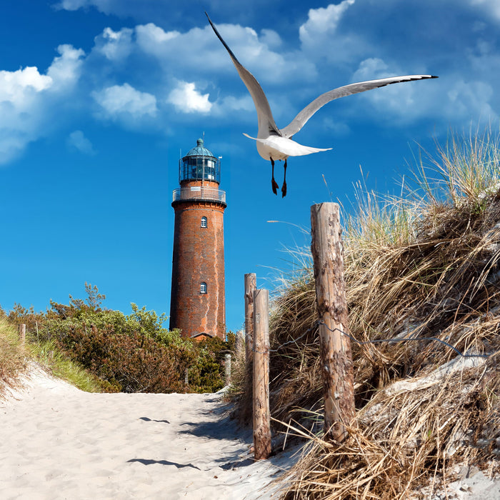 Schöner Leuchtturm am Strand, Glasbild Quadratisch