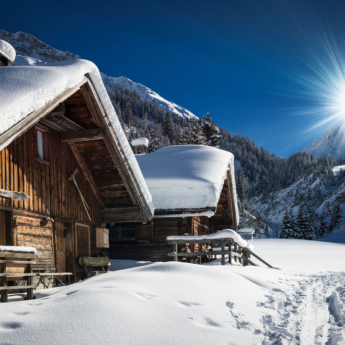 Verschneite Alpenhütte, Glasbild Quadratisch